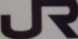 Parte de um logotipo com as letras "JR" em preto sobre fundo branco.