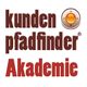 Logo der Kundenpfadfinder Akademie, brauner Text mit rotem Symbol auf weißem Hintergrund.