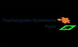 Text "Psychologische-Systemische Praxis" mit zwei Puzzleteilen, eines orange, eines grün.