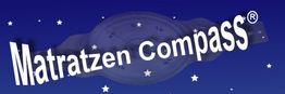 Text "Matratzen Compass" vor einem Sternenhimmel, sichtbar hinter einem Kompass.