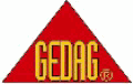 Rotes Dreieck mit gelbem Schriftzug "GEDAG" in der Mitte.