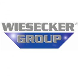 Logo der Wiesecker Group mit silberner Schrift auf blauem Hintergrund.