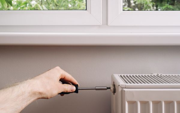 Heizung mithilfe eines Schlüssels entlüften