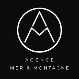 Logo de l'Agence Mer & Montagne : Lettre "A" stylisée dans un cercle sur fond noir.