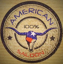 Logo mit Kuhschädel, Text "American Saloon" und Sternmotiv auf Holzoptik.