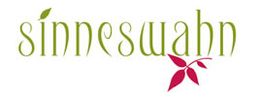 Logo mit grünem Text "sinneswahn" und roten Blättern darunter.