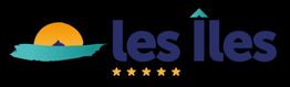 Logo "les Îles" avec soleil couchant, bateau turquoise et cinq étoiles dorées sur fond noir.