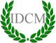 Grüner Lorbeerkranz mit Buchstaben "IDCM" in der Mitte.