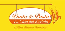 Insegna "Punto & Pasta: La Casa del Raviolo" su sfondo giallo, con spighe di grano.