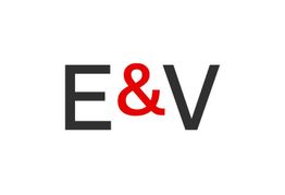 Logo mit den Buchstaben E&V, wobei das "&" rot und die anderen Buchstaben schwarz sind.