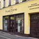 Gelbes Geschäft für orthopädische Schuhe, Maßschuhe und Schuhzurichtungen mit brauner Fassade.