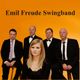 Eine Frau und vier Männer in Anzügen vor orangem Hintergrund mit Schriftzug „Emil Freude Swingband“.