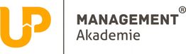 Logo der UP Management Akademie mit gelbem „UP“ und Text in Grau auf weißem Hintergrund.