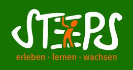 Grünes Logo mit Schriftzug "STEPS". Darunter: erleben, lernen, wachsen, mit Kletterfigur.