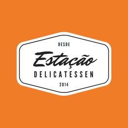 Logo laranja e branco com texto: "Estação Delicatessen, desde 2014".