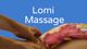 Zwei Hände massieren einen Rücken, darüber steht "Lomi Massage".
