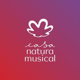 Logotipo da Casa Natura Musical em fundo vermelho e roxo gradiente.