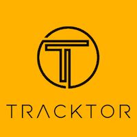 Logo "TRACKTOR" avec un "T" stylisé dans un cercle, sur fond jaune orangé.