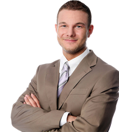 Mann im Anzug, lächelnd mit verschränkten Armen vor weißem Hintergrund.