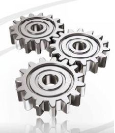 Drei silberne Zahnräder auf weißem Hintergrund, die ineinandergreifen.