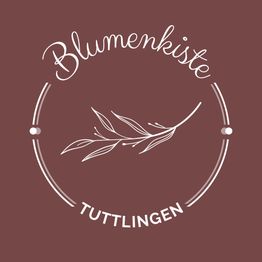 Textlogo "Blumenkiste Tuttlingen" mit floraler Grafik auf bordeauxrotem Hintergrund.