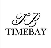 Logo med bogstaverne "TB" i kursiv over teksten "TIMEBAY" i sort på hvid baggrund.
