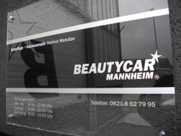 Schild von Beautycar Mannheim mit Öffnungszeiten und Kontakt: Autopflege und Autokosmetik.