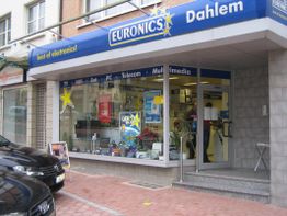 Euronics-Geschäft in Dahlem mit blauer Markisenwerbung und ausgestellten Elektronikprodukten.