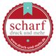 Rotes Siegel mit Text: "scharf druck und mehr". Webseite: www.druck-und-mehr.de.