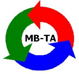 Drei Pfeile im Kreis in Grün, Rot, Blau mit der Aufschrift "MB-TA" in der Mitte.