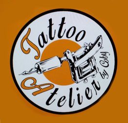 Logo mit Tätowiermaschine und Text: "Tattoo Atelier by Coby", orange und weißer Hintergrund.