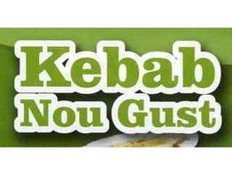 Texto en verde y blanco: "Kebab Nou Gust" sobre un fondo verde.