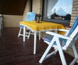 Süd-West-Loggia mit Blick in den Garten.