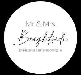 Schwarzer Hintergrund mit weißem Kreis: "Mr & Mrs Brightside - Exklusive Feriendomizile".