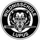 Logo mit Wolf, der ein Messer im Maul hält, umgeben von "Wildnisschule Lupus" im Kreis.
