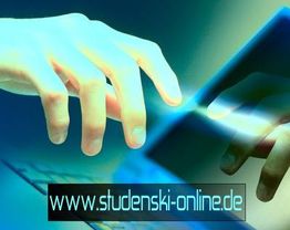 Hände tippen auf Laptop, Website-URL unten.