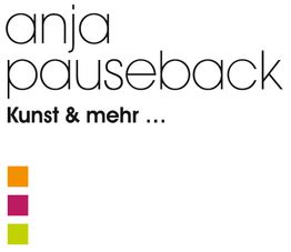 anja pauseback Logo mit Text "Kunst & mehr..." und bunten Quadraten in Orange, Rosa, Grün.