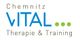Logo des Chemnitz Vital: Therapie & Training mit blauem Text und grünen Punkten.