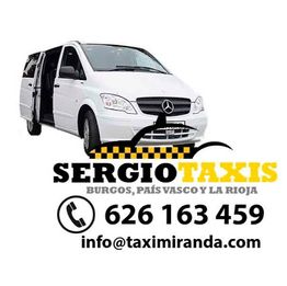 Furgoneta blanca de Sergio Taxis con datos de contacto en negro y amarillo.
