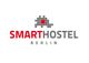 Logo von Smart Hostel Berlin mit Pixelgrafik und roten sowie grauen Buchstaben.