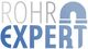 Textlogo mit dem Schriftzug "ROHR EXPERT" in Grau und Blau, stilisiertes Rohrsymbol rechts.