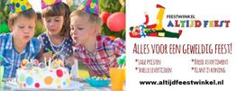 Drie kinderen vieren een verjaardag met een taart. Tekst: Altijd Feest, voor een geweldig feest!