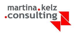 Logo mit Text "martina.kelz.consulting" und roten Dreiecken rechts.