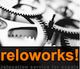 Nahaufnahme von Zahnrädern und Text "reloworks!" in Orange.