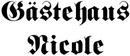 Schwarzer gotischer Schriftzug: "Gästehaus Nicole" auf weißem Hintergrund.