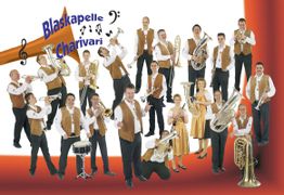 Musiker in traditioneller Kleidung spielen Instrumente, Schriftzug "Blaskapelle Charivari".