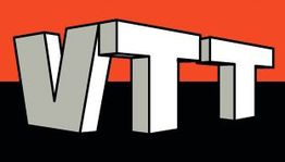 "3D-Logo mit grauen Buchstaben 'VTT' vor einem roten und schwarzen Hintergrund."