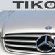Voorkant van een zilverkleurige Mercedes-Benz auto met TIKO-logo erboven.
