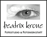 Ein Auge mit weißem Make-up und Text: "beatrix krone Fotostudio & Fotowerkstatt".