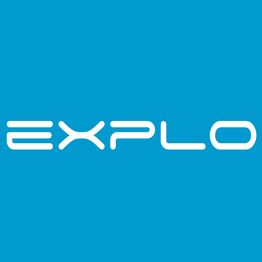 Texto "EXPLO" en blanco sobre fondo azul brillante.